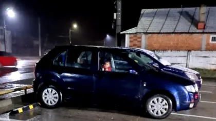 Scene înfiorătoare într-o parcare din Prahova. Fetiță, abandonată într-o mașină în toiul nopții. Unde au plecat părinții