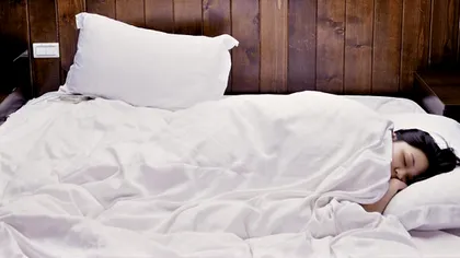 Cum scapi de găurile din saltele. Trucul prin care vei dormi mai bine