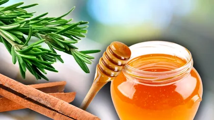 A pus scorțișoară și rozmarin în miere, apoi a lăsat la macerat. Ce s-a întâmplat apoi în borcan