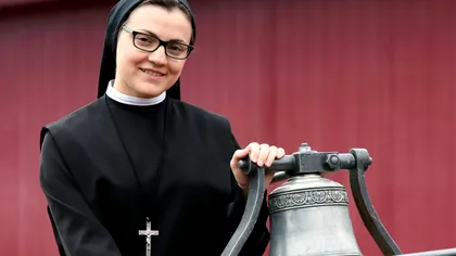 Călugăriţa talentată care s-a transformat complet: are inel în nas, decolteu şi a abandonat calea Domnului. Cum arată acum măicuţa Cristina