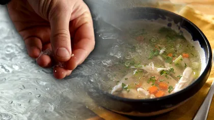 Ce trebuie să pui în apă înainte de a fierbe carnea de pui pentru supe sau ciorbe. Aşa va ieşi cu gust mâncarea