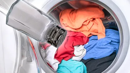 De ce să pui sare în mașina de spălat când bagi rufe negre. Efectul spectaculos