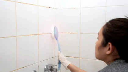 Ingredientul banal din bucătărie care îți face baia lună. Rezultatul este spectaculos