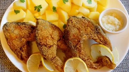 Nu mai folosi făina când prăjești peștele. Ingredientul banal care îi dă un gust senzațional