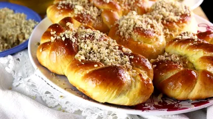 Aluat pufos pentru mucenici însiropați. Care e secretul rețetei din 1960?!