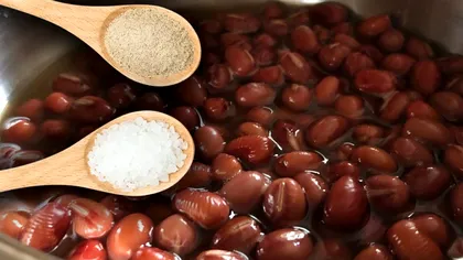 Ai fiert greșit fasolea uscată toată viața. De asta boabele ies tari. Ce trebuie să adaugi când o fierbi