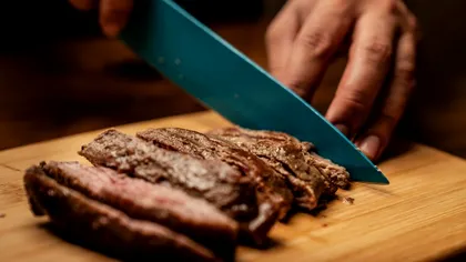 Cu ce să ungi carnea pentru friptura de miel ca să iasă fragedă și gustoasă. Secretul bucătarilor de top