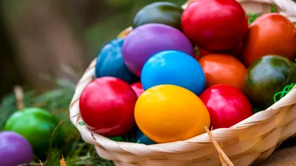 Cum se ciocnesc ouăle roșii, de fapt. Mulți români greșesc