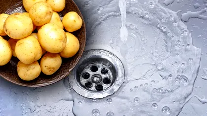 De ce să nu arunci niciodată apa în care ai fiert cartofii? E foarte utilă în gospodărie