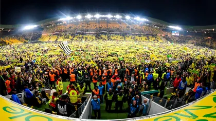 Momente uluitoare în fotbalul european. Fanii lui Nantes au sărbătorit pe teren ultimul succes, suporterii lui Feyenoord „au dat foc” stadionului - FOTO & VIDEO