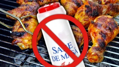 Nu folosi niciodată sare de masă pentru carnea de pui la grătar. Cu ce trebuie să o condimentezi, de fapt