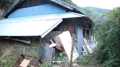 Un cuplu a cumpărat o casă dărăpănată. Ce s-a întâmplat după ce tinerii s-au mutat în ea, e incredibil ce a urmat