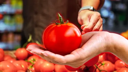 Ce a găsit un bărbat din Buzău într-o roşie cumpărată de la supermarket. A crezut că nu vede bine, a fotografiat imediat