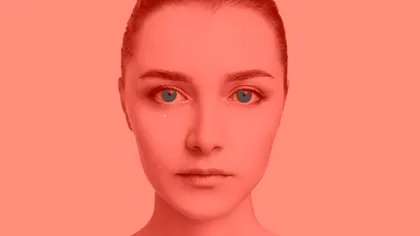 Ce culoare au, de fapt, ochii acestei femei? Nu, nu sunt albaştri! Iluzia care a împărţit internetul în două!