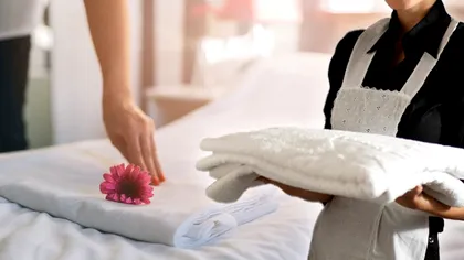 Trucul folosit de menajerele din hoteluri pentru a călca cearşafurile fără a utiliza fierul de călcat