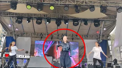 Apariție emoționantă a Alexiei, fata cu brațele amputate în accidentul din Pașcani. Copila a revenit din nou pe scenă, folosindu-și mâinile replantate de medici. Video