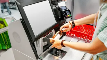 Cum fură românii din supermarketuri. O femeie a reuşit să ia produse de 10 ori fără să fie prinsă