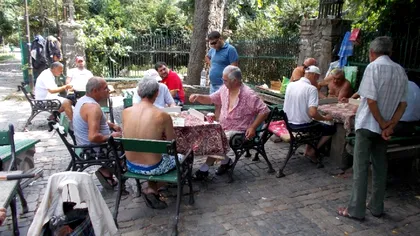 Metoda împrietenirii, noua escrocherie din România. Cum pierd bătrânii banii strânşi cu greu