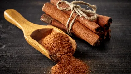 A presărat scorțișoară într-un bol cu apă și a lăsat așa peste noapte. Ce a observat a doua zi de dimineață