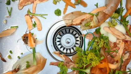 Alimentele pe care să nu le arunci în chiuvetă niciodată. Așa se înfundă, toți românii fac greșeala asta