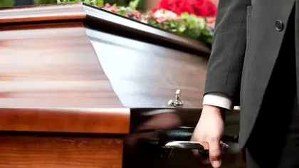 Au crezut că a murit până când s-a trezit în timpul priveghiului. A început să bată în pereții sicriului, rudele au rămas șocate