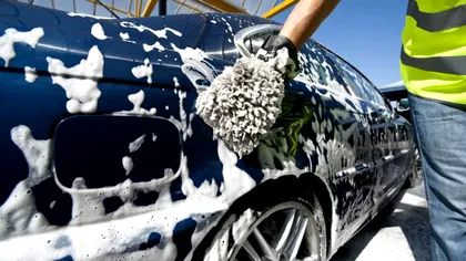 Ce se întâmplă dacă îți speli mașina în fața blocului, de fapt. Este ilegal, amenda pe care o vei primi