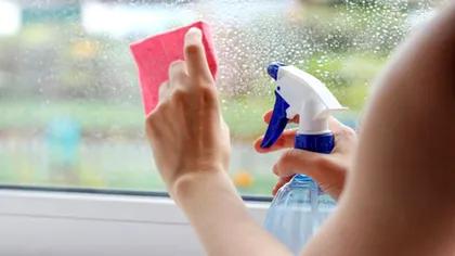 Ingredientul banal care îţi curăţă perfect oglinzile şi geamurile. Uită de oţet sau bicarbonat, asta e varianta cea mai simplă