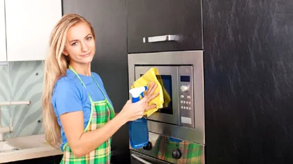 A dat cu ulei pe suprafețele de oțel și a așteptat câteva minute. Ce s-a întâmplat apoi a fost incredibil, vei face și tu asta