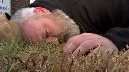 De ce s-a prefăcut un bărbat că este mort timp de un an. Metoda ciudată a dat rezultate