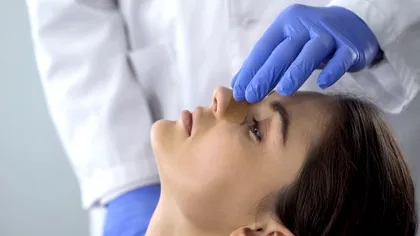 Ce a pățit o femeie după ce a făcut o operație estetică. Nu i-a venit să creadă când a văzut ce îi crește pe nas