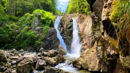 Cascada bijuterie din România de care puţini turişti ştiu. E un loc spectaculos, doar localnicii vin aici
