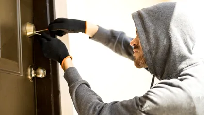 Dacă vezi acest obiect pe clanţa uşii sună imediat la poliţie! Avertismentul autorităţilor pentru români