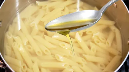 De ce să pui o linguriță de ulei de măsline când fierbi pastele. Trucul e eficient