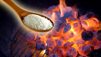 De ce se aruncă sare peste cărbunii încinși. Secretul pentru un grătar perfect