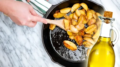 Nu mai pune ulei în tigaie înainte să prăjești cartofii. Ce ingredient să torni, de fapt