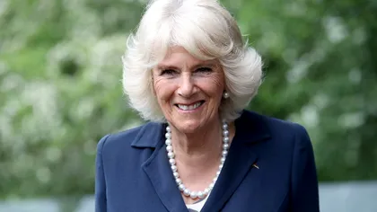 Obiectul vestimentar purtat de Regina Camilla care a atras toate privirile. Mulţi britanici îl cumpără anual, cât costă