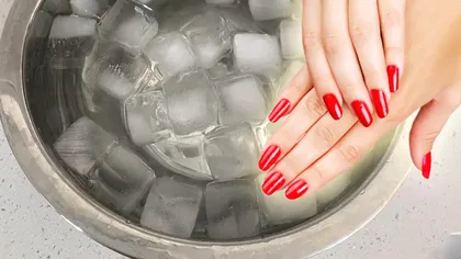 Și-a pus unghiile date cu ojă în apă cu gheață timp de 5 minute. Rezultatul a uimit-o, trucul pentru o manichiură perfectă
