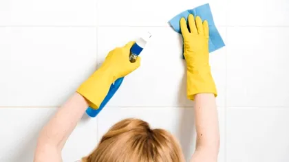 A stropit plăcile de faianță din casă cu oțet și a așteptat câteva minute. Rezultatul a fost incredibil, chiar funcționează