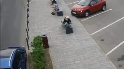 Mai mulți pietoni, la un pas să fie spulberați de o mașină scăpată de sub control într-o stație STB. Care a fost singura salvare a lor. Video