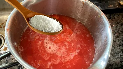 Câtă sare se pune la sucul de roșii. Multe gospodine greșesc, de asta nu iese gustos și face imediat floare