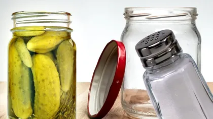 Câtă sare se pune la un litru de apă pentru murături. Multe gospodine greșesc, de asta se înmoaie și zeama devine tulbure