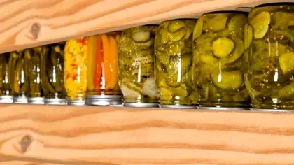 De ce se țin răsturnate borcanele cu castraveți murați sau roșii. Trucul pe care îl știu gospodinele de la țară