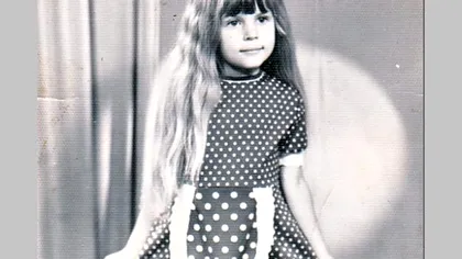 Fetiţa din imagine a devenit una dintre cele mai puternice femei din România. E cunoscută de toată lumea, o recunoşti?