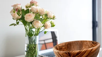 Ingredientul neaşteptat pe care să îl pui în vază pentru ca trandafirii să reziste zile la rând. Aşa te bucuri de ei mai mult timp