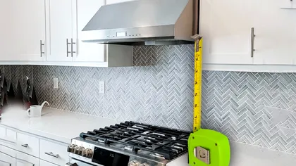 La ce distanţă se montează hota faţă de aragaz. Detaliul care o poate strica în câteva luni