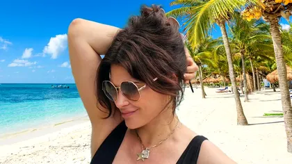 Monica Bîrlădeanu, imagini de infarct în costum de baie. Decolteul generos a făcut furori pe plajă VIDEO