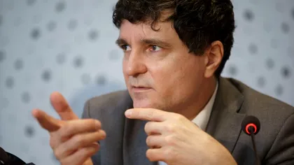 Nicușor Dan l-a imitat pe Marica, la mare, dar prosopul i-a jucat feste. Imagini virale cu primarul Bucureștiului