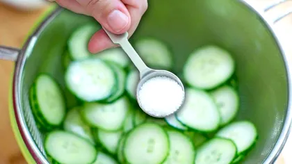 Pui sare pe castraveți atunci când îi mănânci? De ce obiceiul este unul dăunător