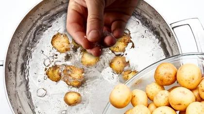 Ce să presari în apa în care fierb cartofii. Așa vor căpăta un plus de savoare. Secretul bunicilor de la țară