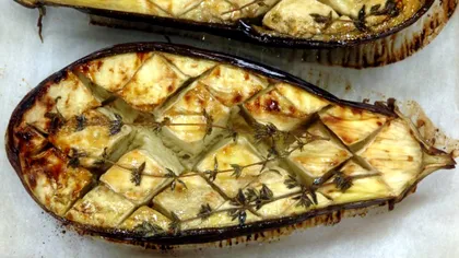 Cu ce să ungi vinetele înainte să le pui la copt. Așa vor ieși mult mai gustoase